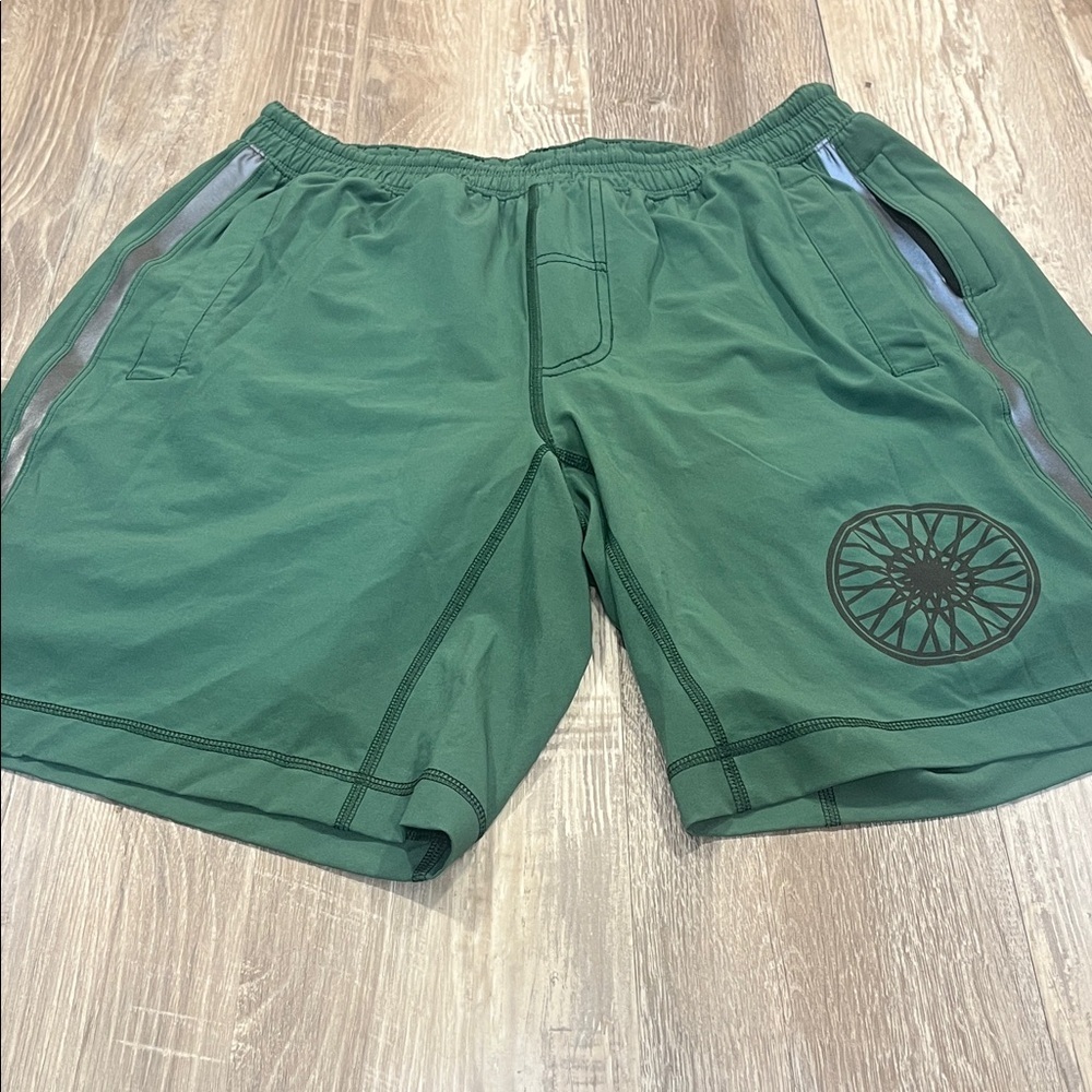 Lululemon Green Men's Athletic Shorts Size Large